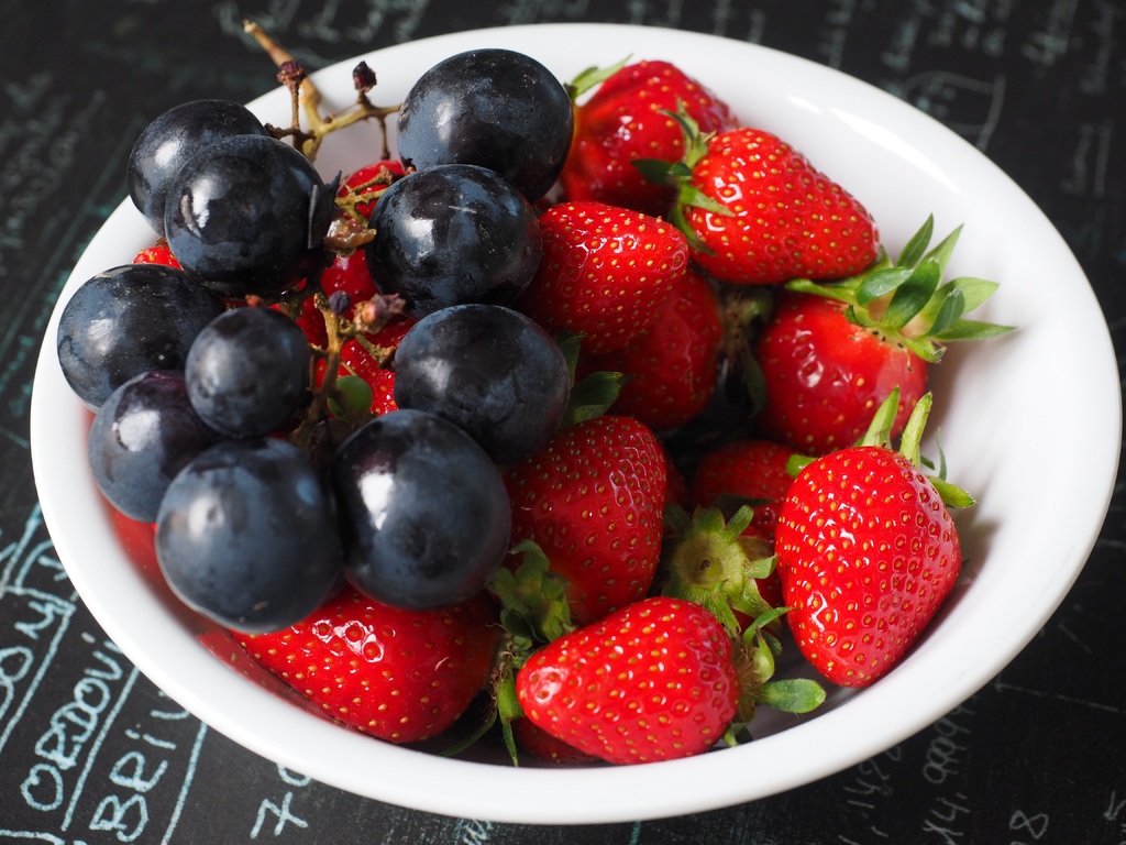 plant-fruit-berry-raindrop-food-red-642723-pxhere.com
